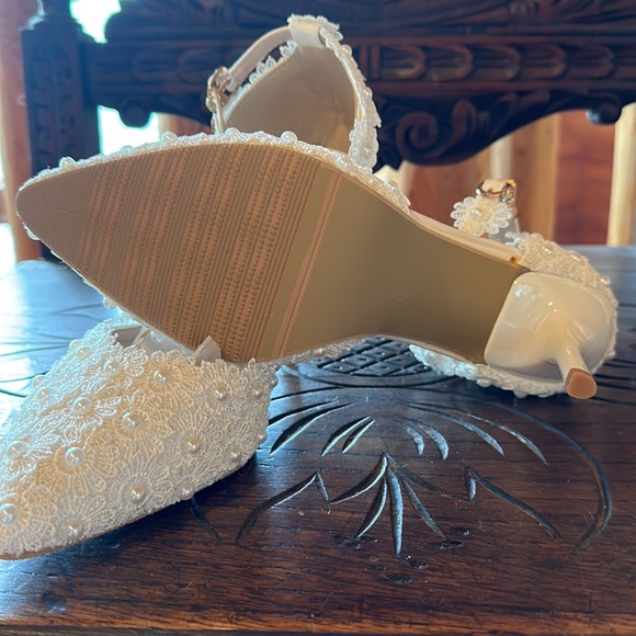 Ivory and pearl high heel lacy shoes. - Picture 4 of 4